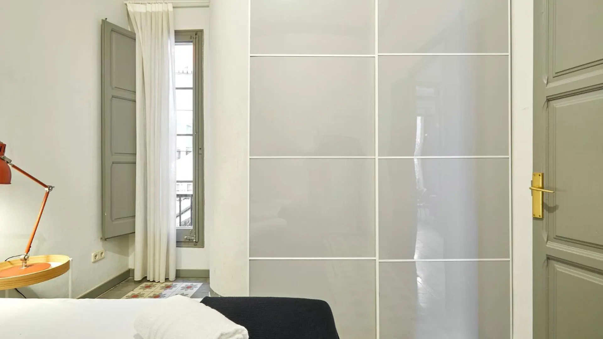 Classic Catalan Family Apartment With Balcony By Maison Pinata Barcelona
