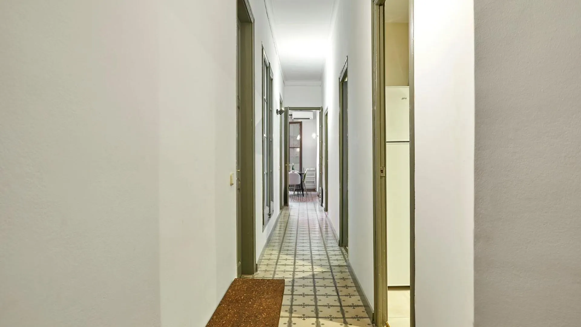 Classic Catalan Family Apartment With Balcony By Maison Pinata Barcellona Spagna