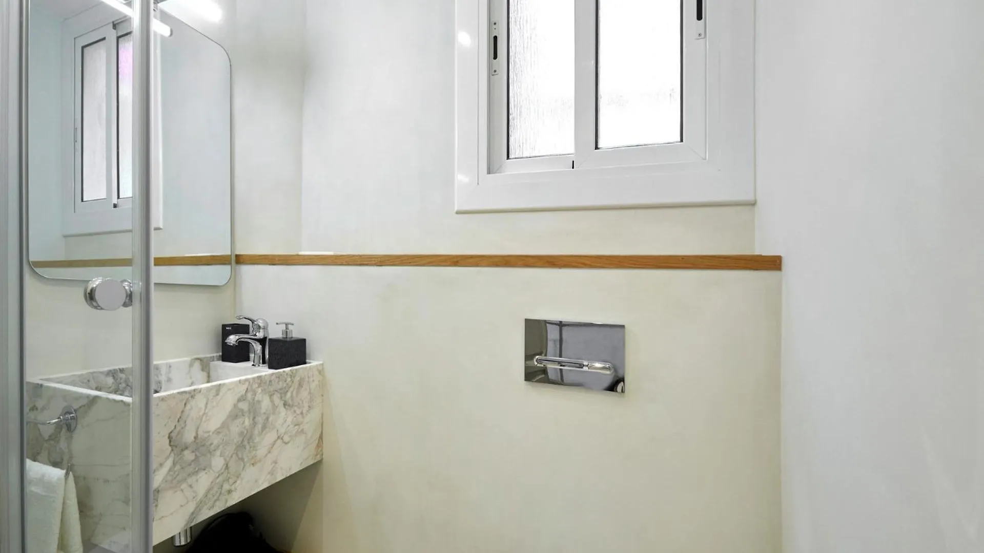 Classic Catalan Family Apartment With Balcony By Maison Pinata Barcellona