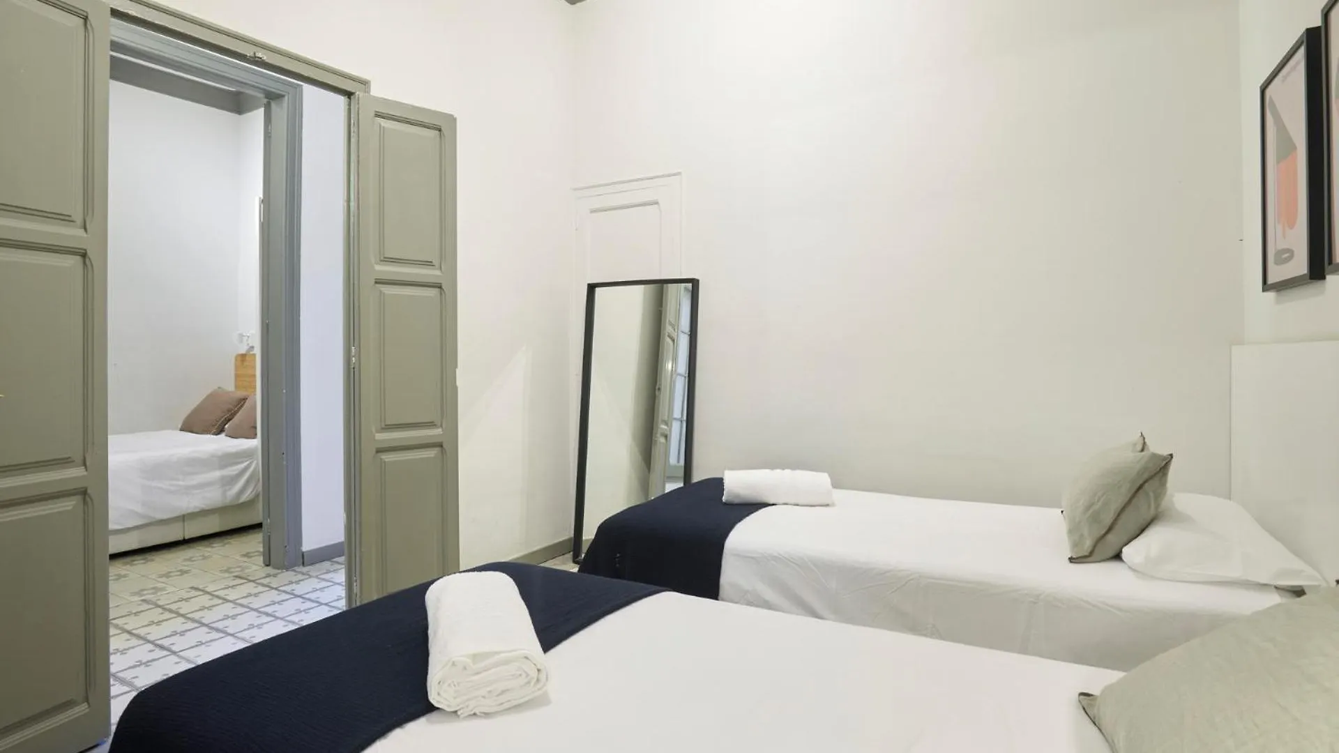 Classic Catalan Family Apartment With Balcony By Maison Pinata Barcellona