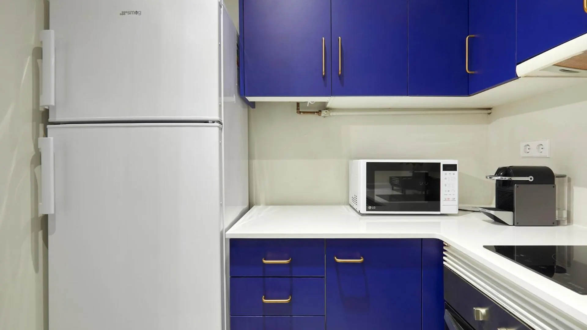 Classic Catalan Family Apartment With Balcony By Maison Pinata Barcellona