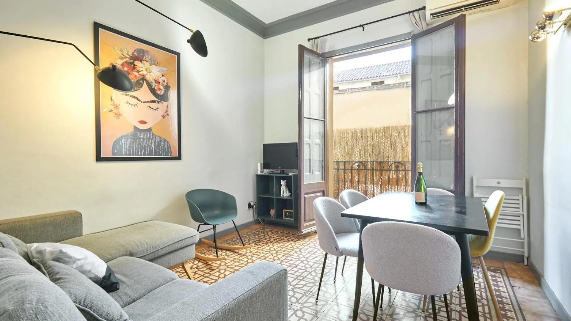 Classic Catalan Family Apartment With Balcony By Maison Pinata Barcelona Spain